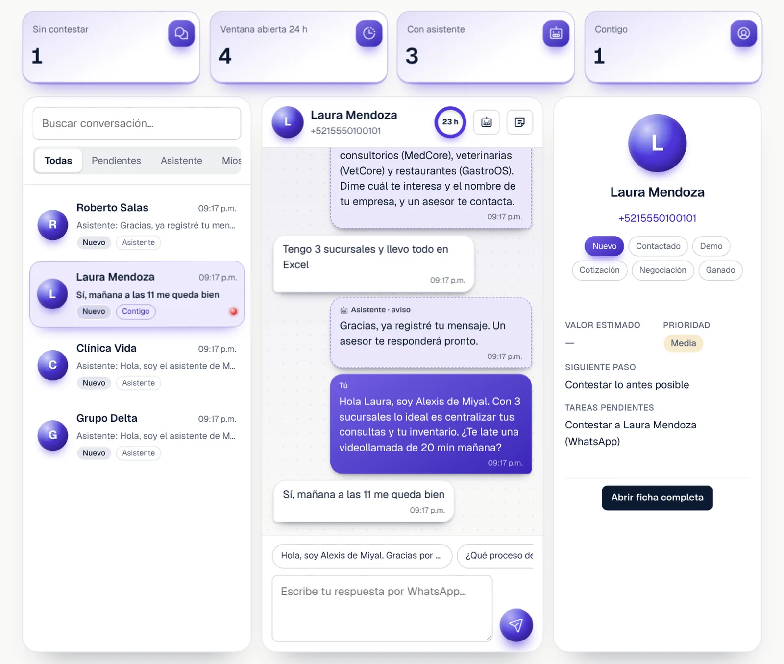 Bandeja de conversaciones de Miyal CRM: lista de chats de WhatsApp, conversación con respuestas del asistente y del equipo, y ficha del cliente